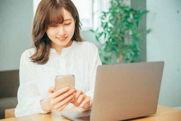 スマホ女性